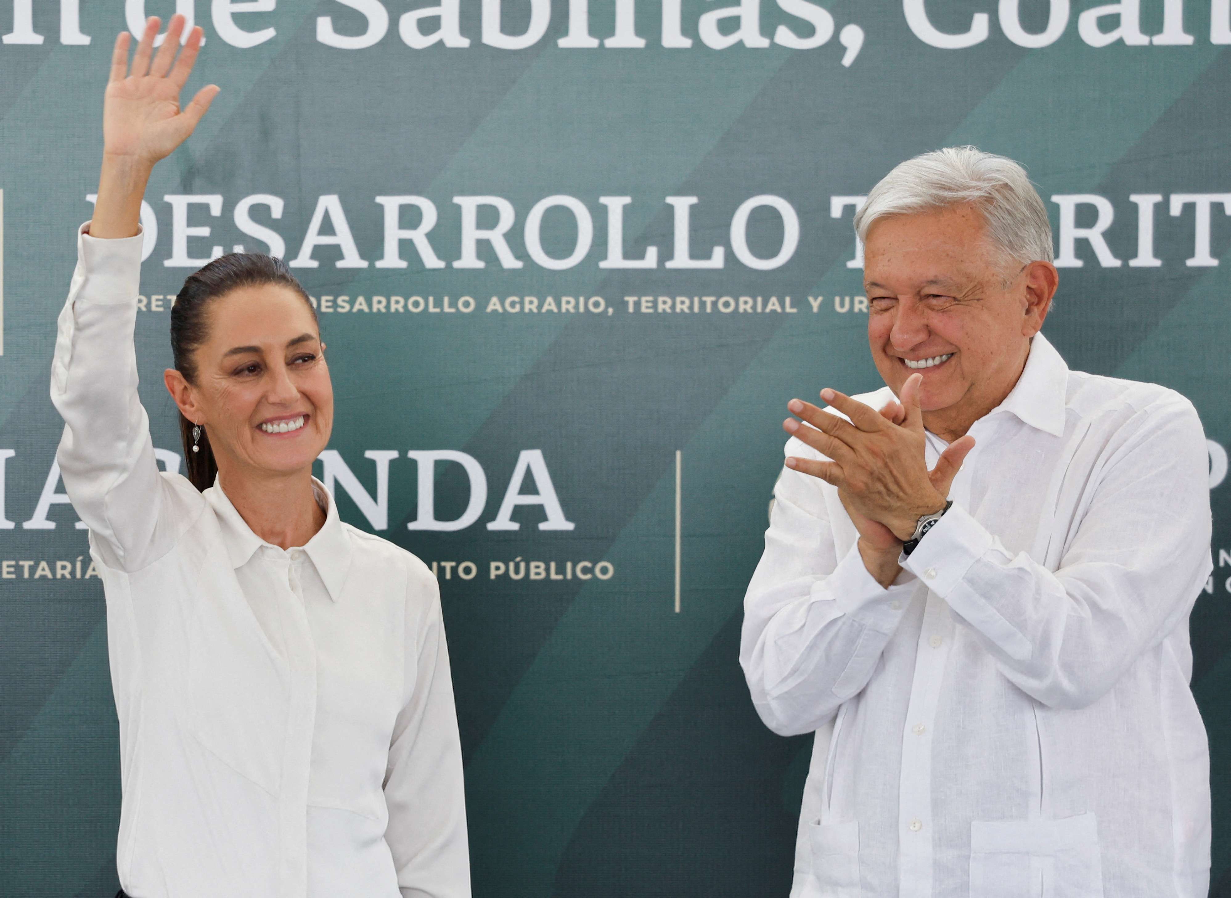 O presidente mexicano, Andrés Manuel López Obrador, e a presidente eleita, Claudia Sheinbaum, durante evento em Nueva Rosita, México - 14/06/2024 (Foto: Daniel Becerril/Reuters)