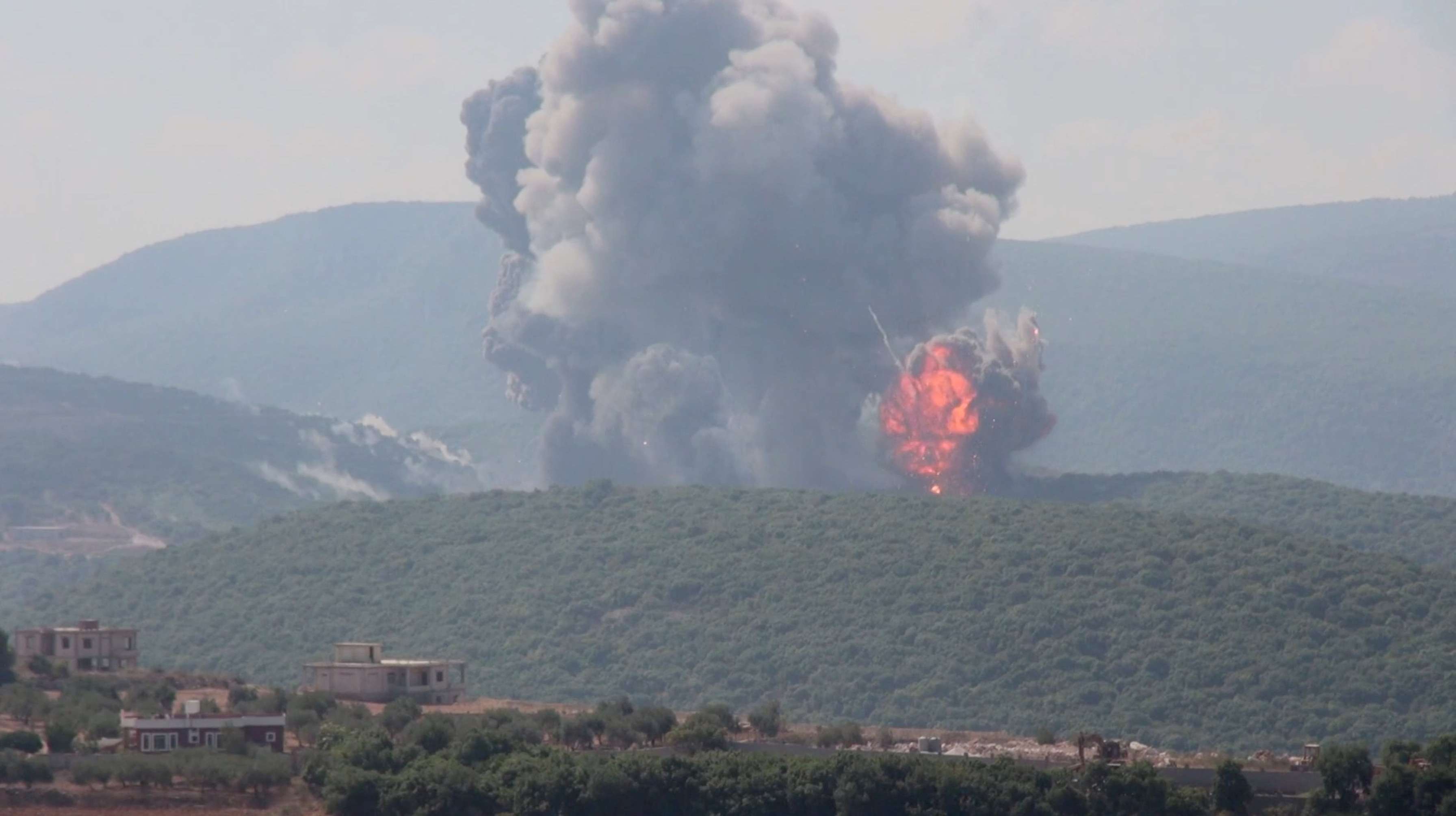 Detalhe de explosão durante os ataques israelenses no sul do Líbano contra posições do Hezbollah - 25/08/2024 (Foto: Reprodução da Reuters TV via Reuters)