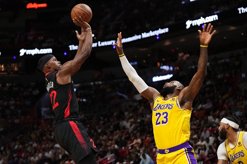 Jimmy Butler (22) e LeBron James (23) em jogo da NBA (Jasen Vinlove-USA TODAY Sports)