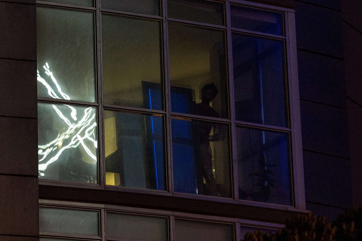 Logotipo do "X" refletido em janela de apartamento do outro lado da rua da sede da plataforma anteriormente conhecida como Twitter, no centro de São Francisco, Califórnia, EUA
30/07/2023
REUTERS/Carlos Barria