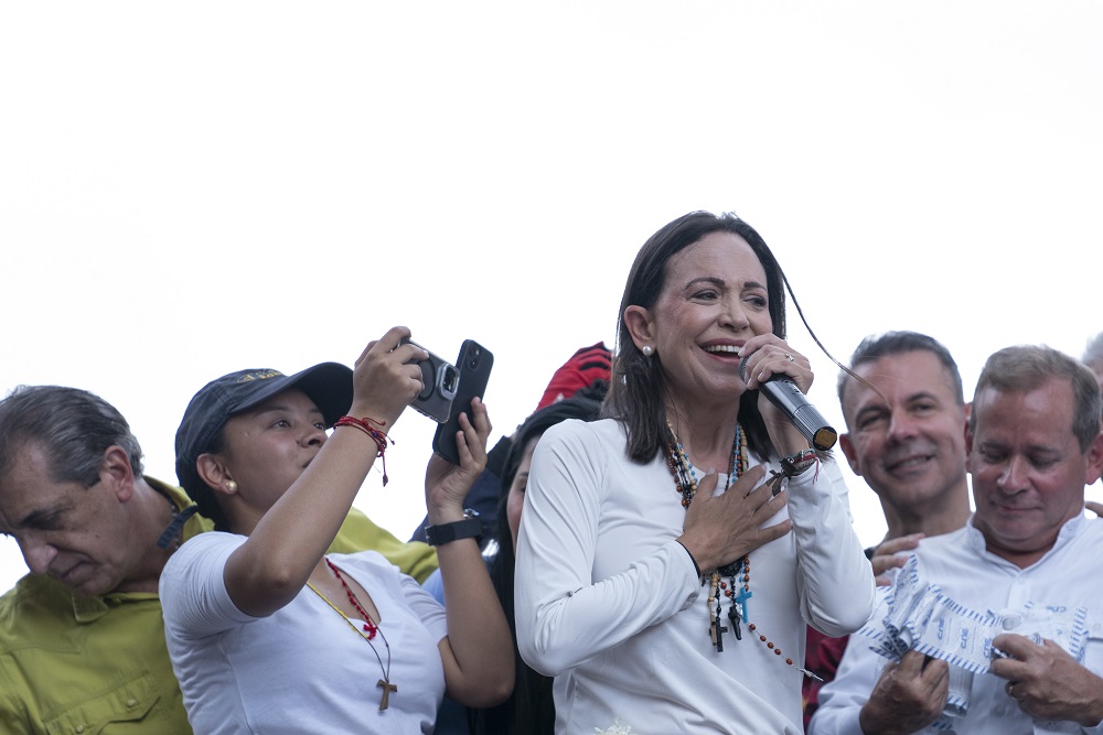 Líder da oposição venezuelana sai de “esconderijo” para participar de comício