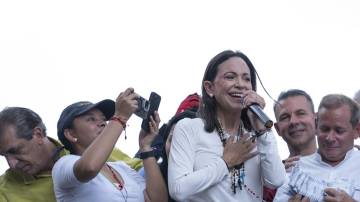 María Corina Machado fala durante um comício pós-eleitoral em Caracas na terça-feira. Fotógrafa: Andrea Hernandez Briceno/Bloomberg