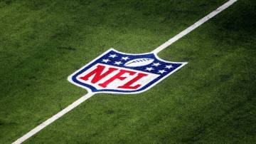 Uma visão geral do logotipo da NFL no campo é vista antes do jogo entre o Arizona Cardinals e o Los Angeles Rams no SoFi Stadium em 3 de outubro de 2021 em Inglewood, Califórnia. (Foto de Katelyn Mulcahy/Getty Images)