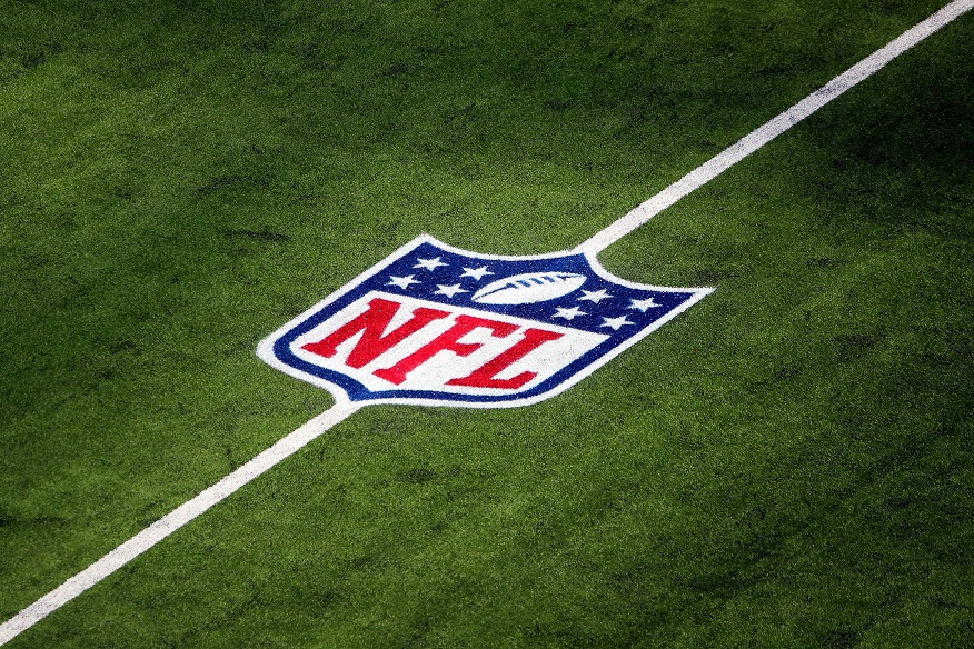 Uma visão geral do logotipo da NFL no campo é vista antes do jogo entre o Arizona Cardinals e o Los Angeles Rams no SoFi Stadium em 3 de outubro de 2021 em Inglewood, Califórnia. (Foto de Katelyn Mulcahy/Getty Images)