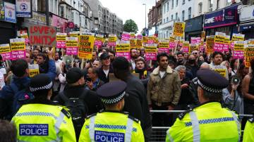 Contra-manifestantes anti-racismo se reúnem antes de um potencial protesto anti-imigração em Walthamstow, Reino Unido, no dia 7 de agosto. Fotógrafo: Carl Court/Getty Images