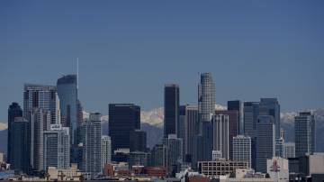 A cordilheira de San Gabriel coberta de neve ao fundo do horizonte de Los Angeles após uma tempestade de inverno em Los Angeles, Califórnia, EUA, na quinta-feira, 2 de março de 2023 (Eric Thayer/Bloomberg)