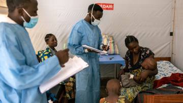 Trabalhadores da saúde com crianças sendo tratadas para mpox em uma sala de tratamento no centro de tratamento de mpox de Munigi, em Kivu do Norte, República Democrática do Congo, em 17 de agosto (Arlette Bashizi/Bloomberg)