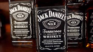 Garrafas do uísque americano Jack Daniel's em uma loja de bebidas (Scott Olson/Getty Images)