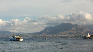 Um barco de pesca no mar durante as operações de busca pelo iate de luxo Bayesian, na costa de Porticello, Itália, em 22 de agosto (Antonio Cascio/Bloomberg)