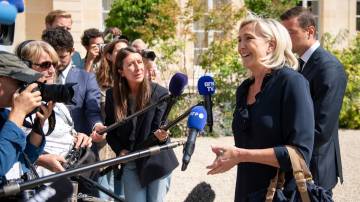 Marine Le Pen fala com a mídia após conversar com o presidente francês Emmanuel Macron, no Palácio do Eliseu em Paris, em 25 de agosto (Benjamin Girette/Bloomberg)