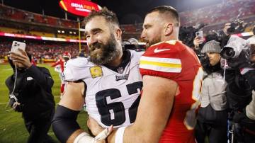 Jason Kelce e Travis Kelce em Kansas City, Missouri, em 20 de novembro (Ryan Kang/Getty Images)