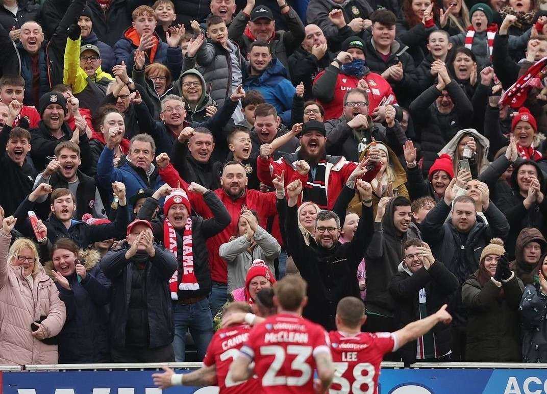 Torcida comemora gol durante partida da liga EFL (Foto: Divulgação noInstagram/@efl)