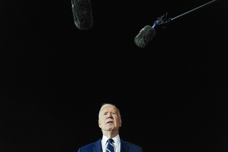 O presidente Joe Biden conversa com repórteres após Alsu Kurmasheva, Evan Gershkovich e Paul Whelan se reunirem com suas famílias na Base Conjunta Andrews em Maryland, na quinta-feira, 1º de agosto de 2024 (Eric Lee/The New York Times)