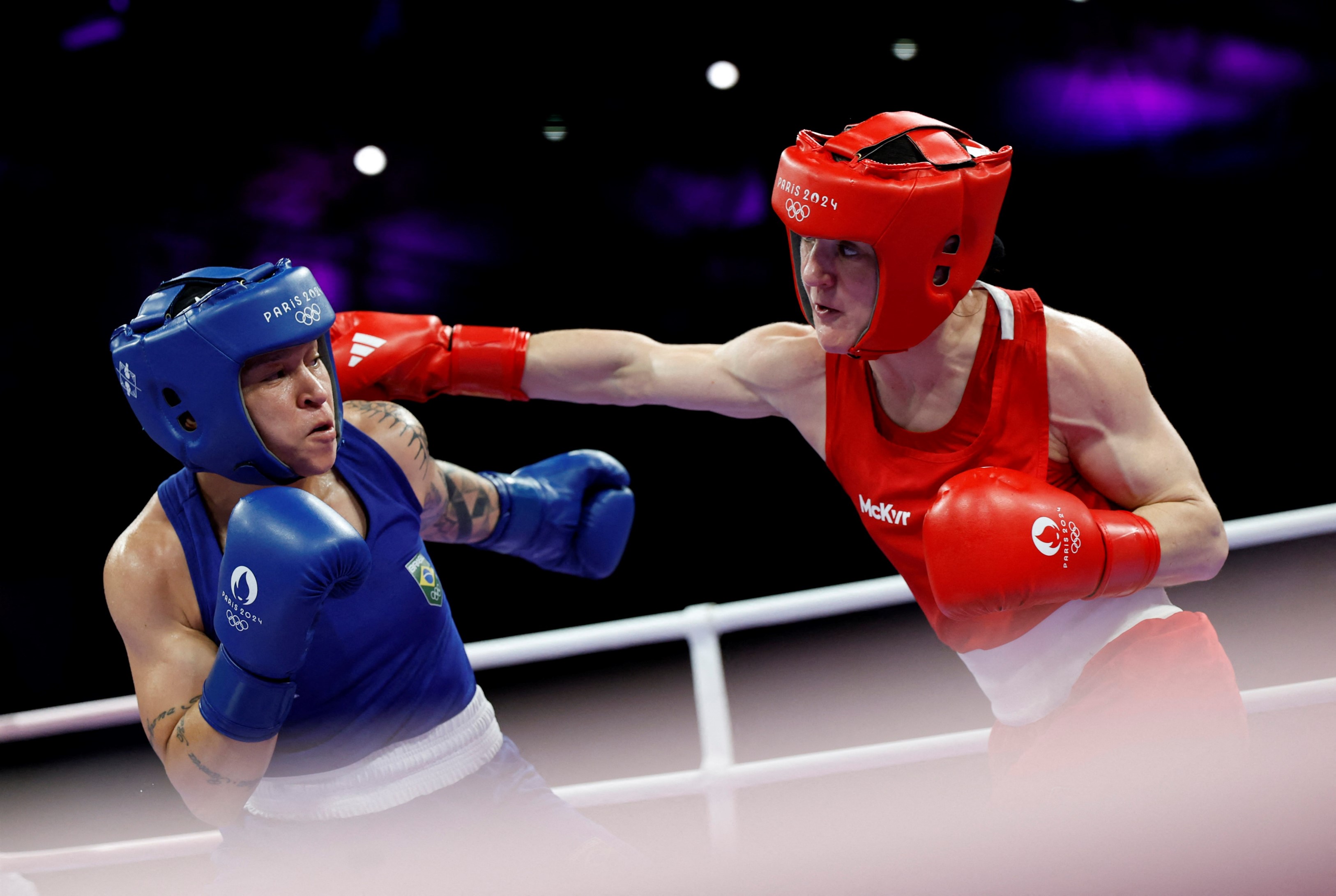 A atleta Beatriz Ferreira em combate contra a irlandesa Kellie Harrington pelas semifinais do boxe nos jogos olímpicos de Paris-2024 (REUTERS/Peter Cziborra)