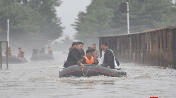 Kim Jong Un inspeciona uma área atingida por enchentes na cidade de Sinuiju, na província de Phyongan do Norte, nesta foto sem data fornecida pelo governo norte-coreano em 29 de julho. Fonte: Agência Central de Notícias da Coreia/Serviço de Notícias da Coreia