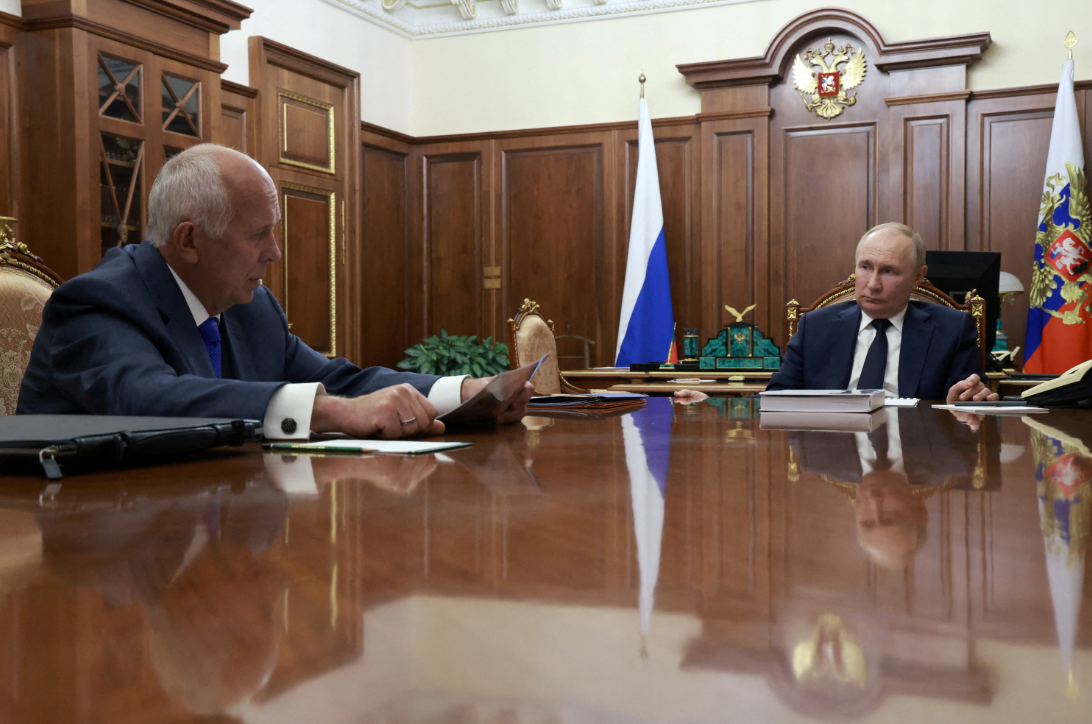 Putin e Chemezov durante reunião em Moscou 30/7/2024 Sputnik/Gavriil Grigorov/Pool via REUTERS

