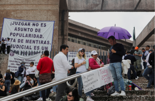 Protesto fora do prédio do Conselho Federal da Magistratura antes de votações no Parlamento sobre a reforma do Judiciário do país na Cidade do México, México