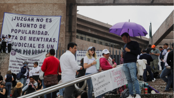 Protesto fora do prédio do Conselho Federal da Magistratura antes de votações no Parlamento sobre a reforma do Judiciário do país na Cidade do México, México