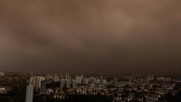 Uma densa camada de fumaça encobre parte da zona sul de Ribeirão Preto. Um grande incêndio que se iniciou ontem, atinge matas e canaviais na zona rural de Ribeirão Preto, interior de São Paulo e mobiliza quase todo efetivo do corpo de Bombeiros do estado do grupamento do interior e que também recebe apoio de brigadas de incêndio de Usinas de cana de Açúcar. A fumaça deste incêndio causou engavetamento de veículos na rodovia que liga Sertãozinho a Bebedouro, 23/08/2024 - Foto: JOEL SILVA/FOTOARENA/FOTOARENA/ESTADÃO CONTEÚDO