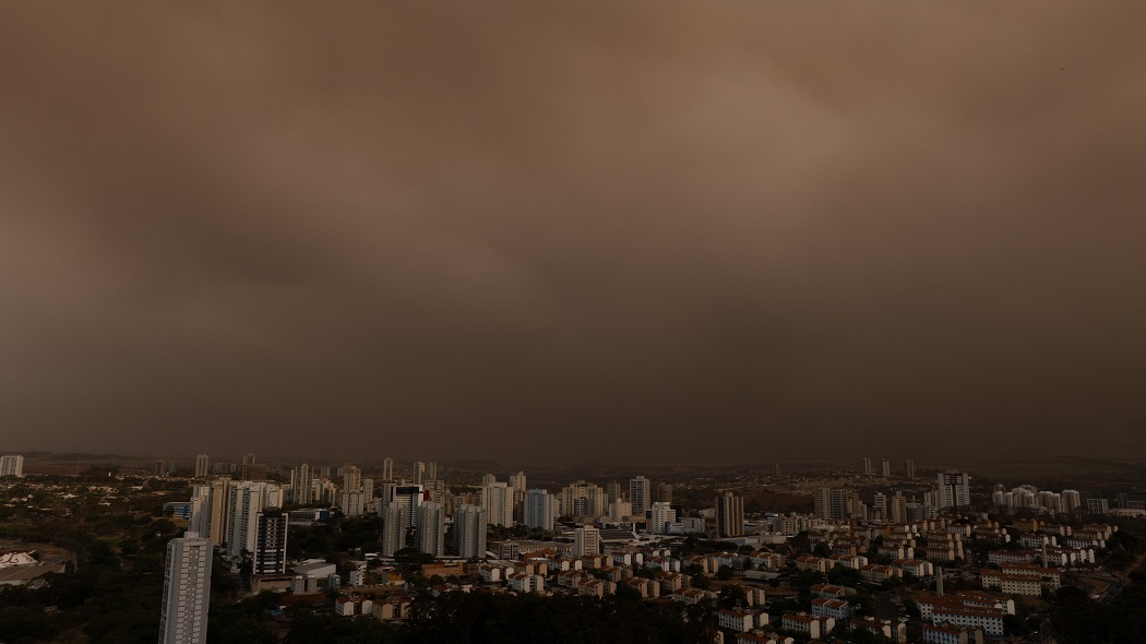 Uma densa camada de fumaça encobre parte da zona sul de Ribeirão Preto. Um grande incêndio que se iniciou ontem, atinge matas e canaviais na zona rural de Ribeirão Preto, interior de São Paulo e mobiliza quase todo efetivo do corpo de Bombeiros do estado do grupamento do interior e que também recebe apoio de brigadas de incêndio de Usinas de cana de Açúcar. A fumaça deste incêndio causou engavetamento de veículos na rodovia que liga Sertãozinho a Bebedouro, 23/08/2024 - Foto: JOEL SILVA/FOTOARENA/FOTOARENA/ESTADÃO CONTEÚDO