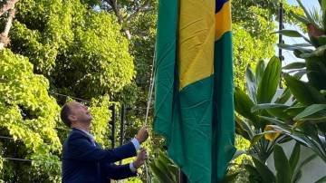 Funcionário da Embaixada argentina ergue bandeira do Brasil na residência oficial diplomática argentina em Caracas, na Venzuela