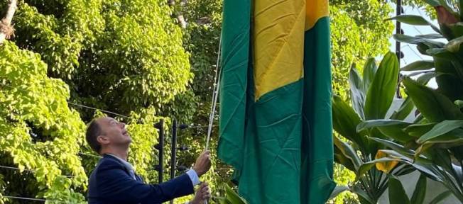 Funcionário da Embaixada argentina ergue bandeira do Brasil na residência oficial diplomática argentina em Caracas, na Venzuela