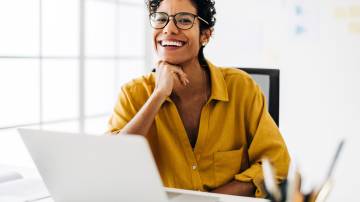 Mulher de negócios profissional trabalhando. | Julia Amaral—Getty Images