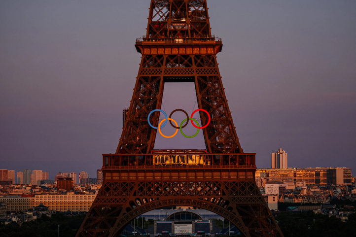 Polícia prende homem que tentou escalar Torre Eiffel neste domingo em Paris