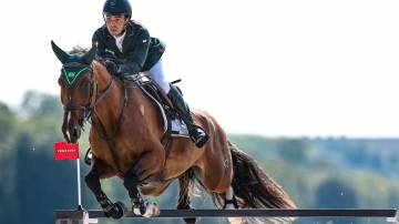 cavaleiro brasileiro salta obstáculo com cavalo em Paris