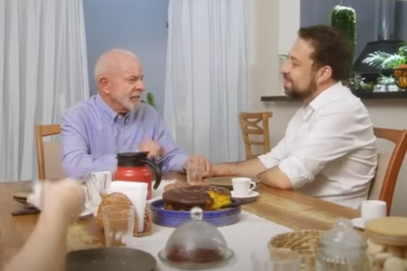 Na TV, Boulos toma café com Lula, e Nunes exibe Bolsonaro por apenas 4 segundos