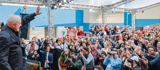 O presidente Luiz Inácio Lula da Silva (PT) acena para apoiadores durante entrega de unidades do Minha Casa, Minha Vida no Rio Grande do Sul (Foto: Ricardo Stuckert/PR)