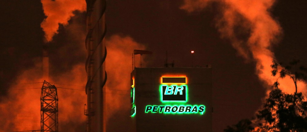 Logotipo da Petrobras em refinaria de Cubatão, em 24/02/2015 (Foto: Paulo Whitaker/Reuters)