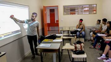 Professor orienta alunos em sala de aula (Foto: Joel Rodrigues/Agência Brasil)