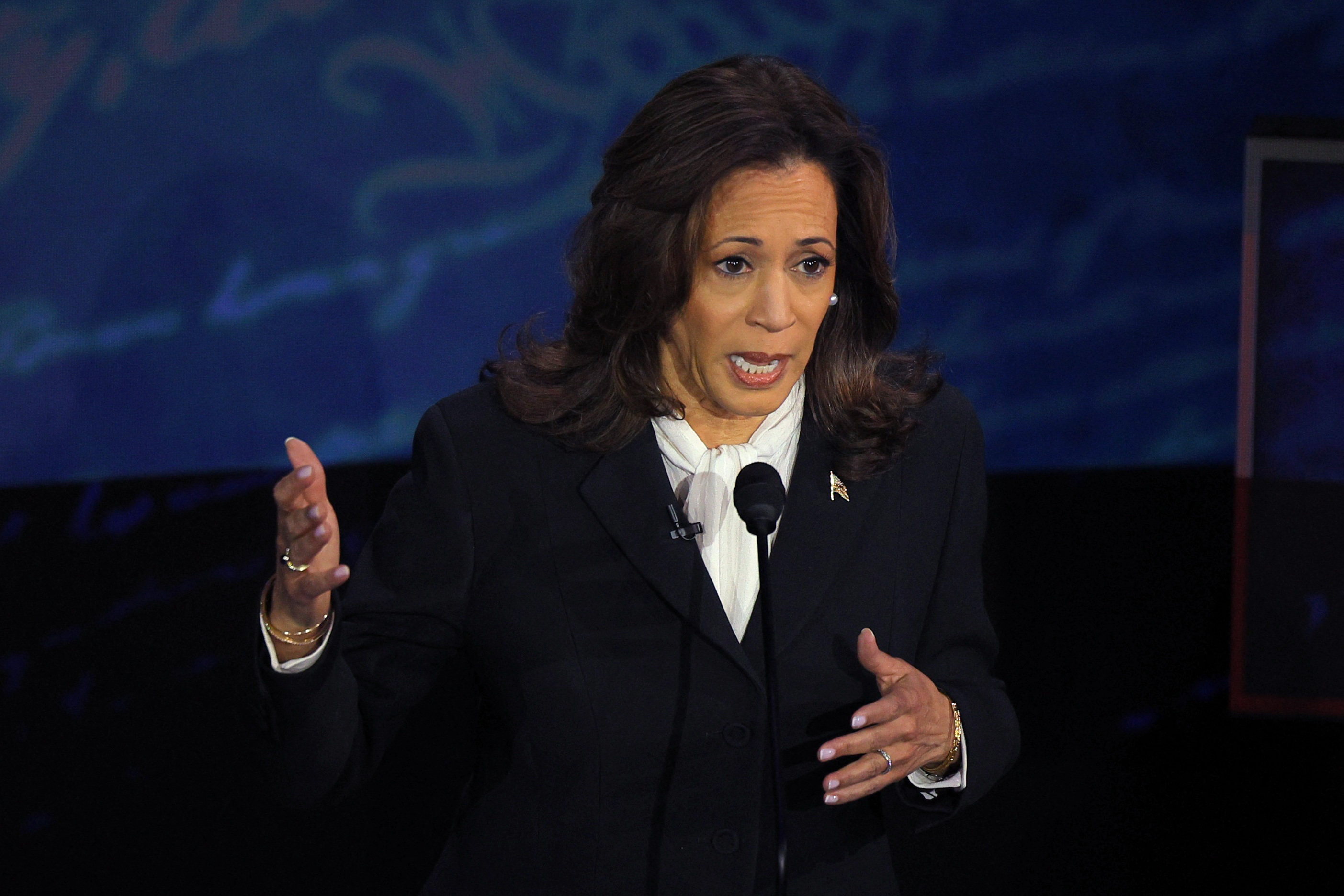 A candidata democrata à presidência, vice-presidente dos EUA Kamala Harris, fala durante um debate presidencial com o candidato republicano à presidência, ex-presidente dos EUA Donald Trump, organizado pela ABC em Filadélfia, Pensilvânia, EUA, em 10 de setembro de 2024. REUTERS/Brian Snyder.







