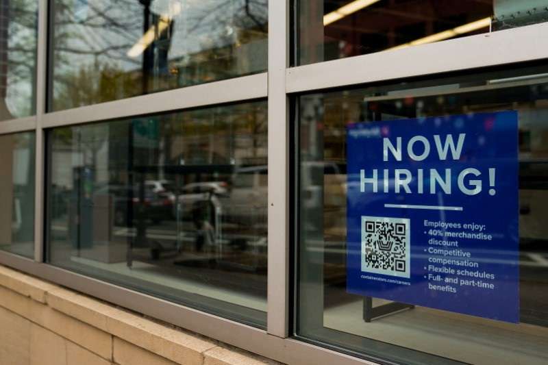 Placa anunciando vaga de trabalho em Arlington, EUA (Foto: Elizabeth Frantz/ Reuters)