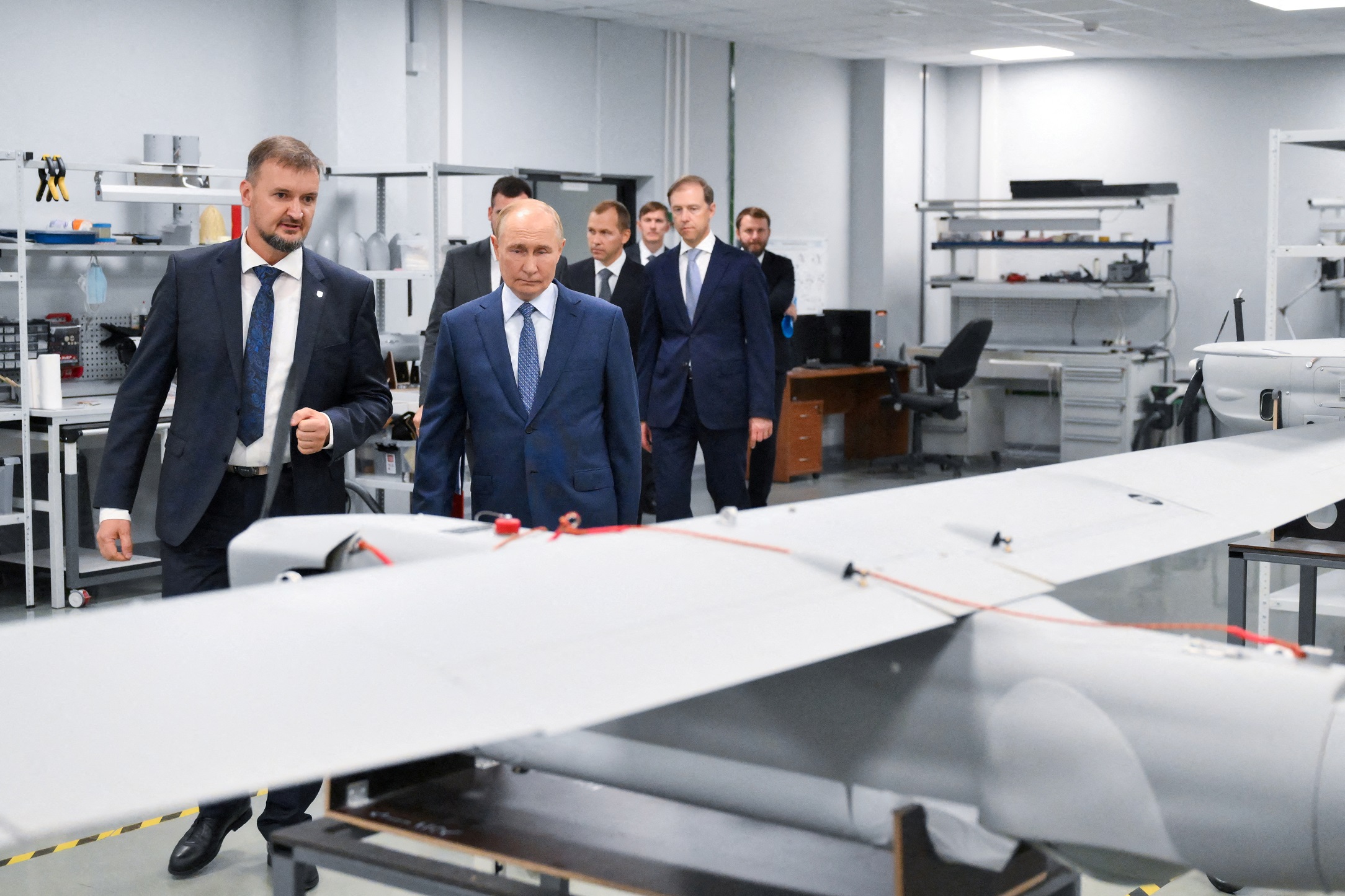 Putin visita instalação de produção de drone em São Petersburgo
 19/9/2024   Sputnik/Grigory Sysoyev/Kremlin via REUTERS