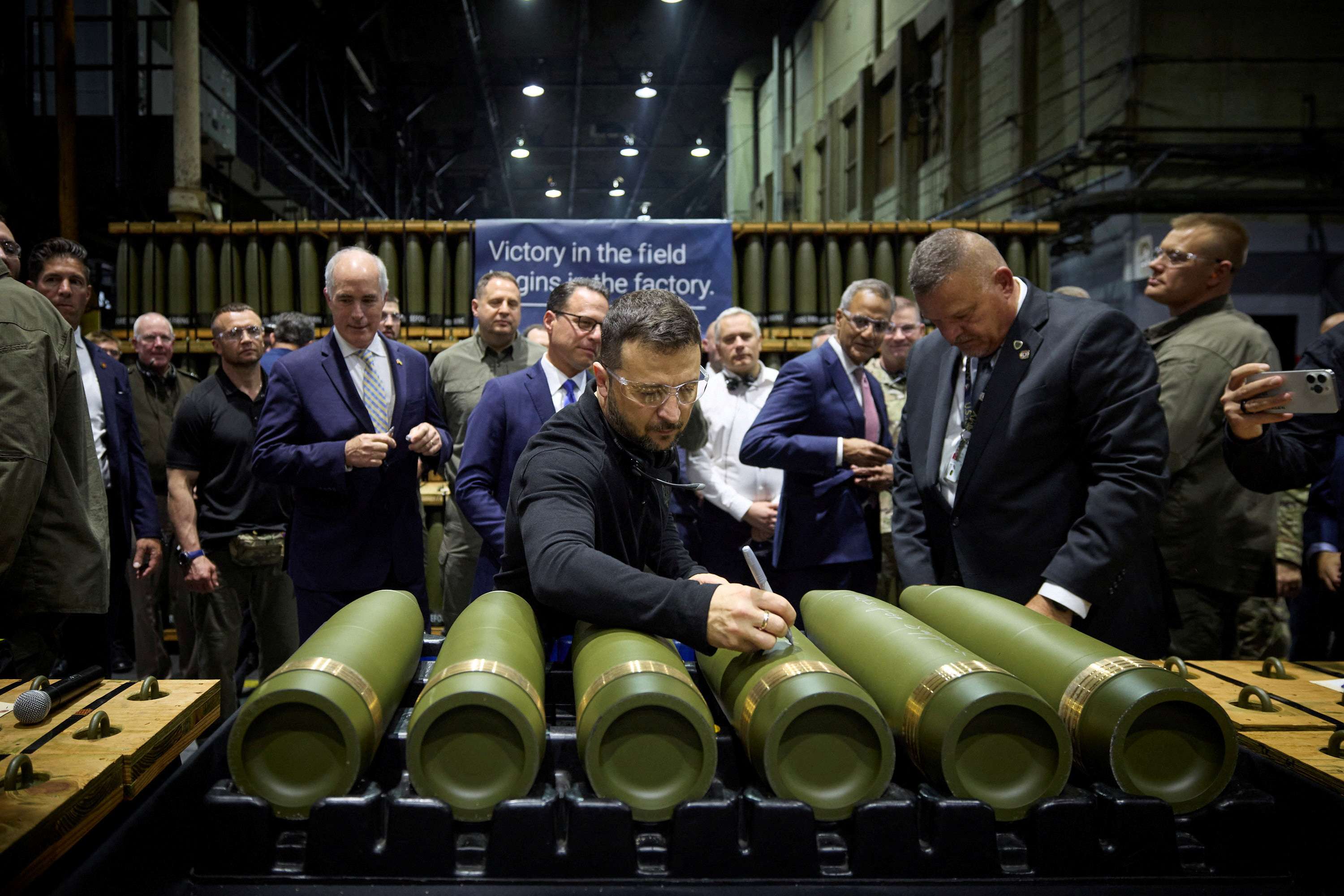 O presidente da Ucrânia Volodymyr Zelensky visita fábrica de munições em Scranton - 22/9/2024 (Foto: Divulgação via Reuters)