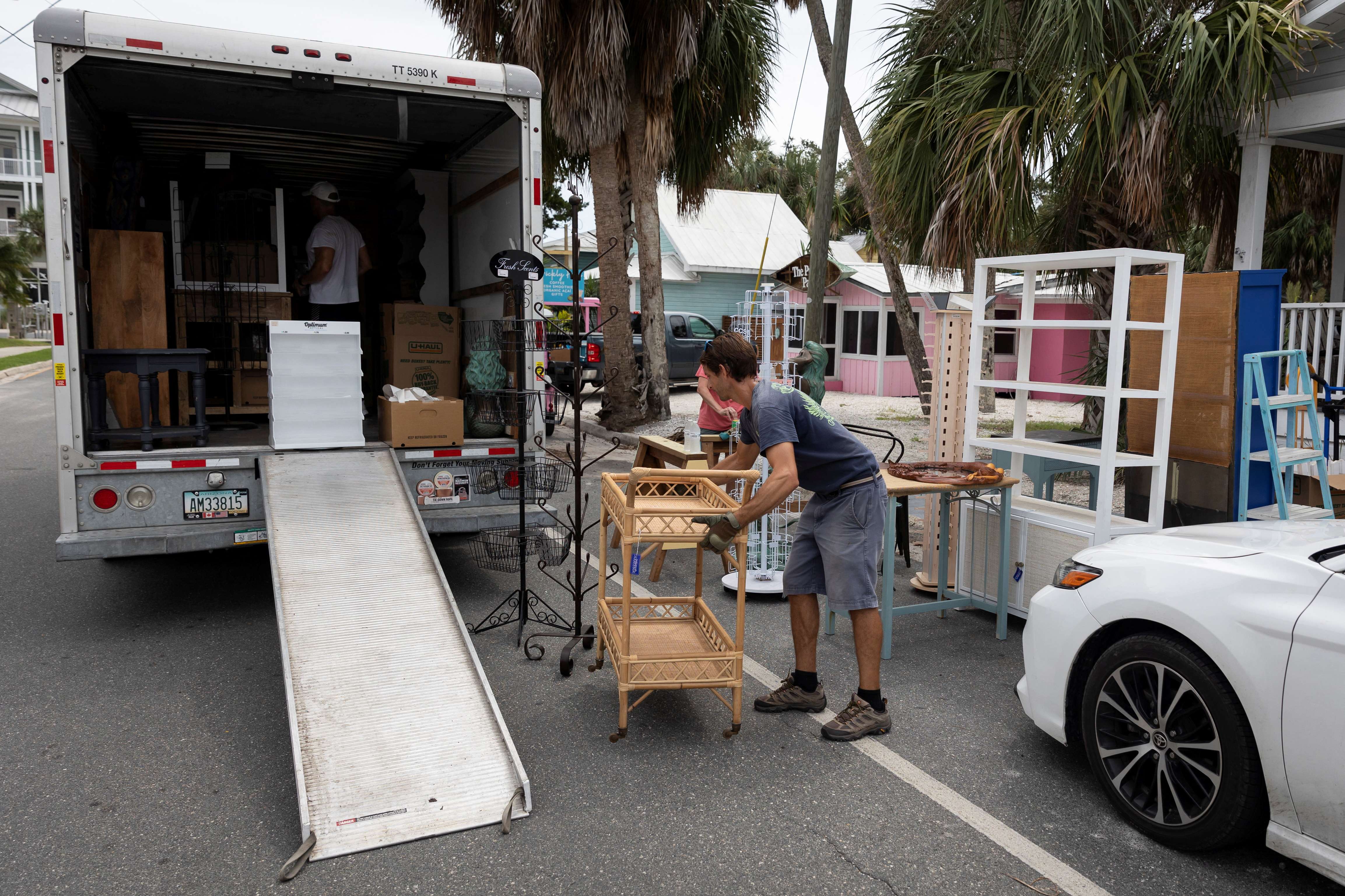 Moradores carregam caminhão com pertences antes da chegada de furação Helene, em Cedar Key, na Flórida - 25/09/2024 (Foto: Marco Bello/Reuters)