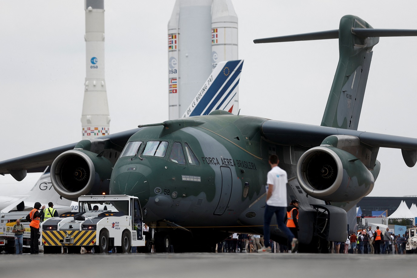 Suécia tem interesse em eventual compra de jatos da Embraer, diz ministro da Defesa