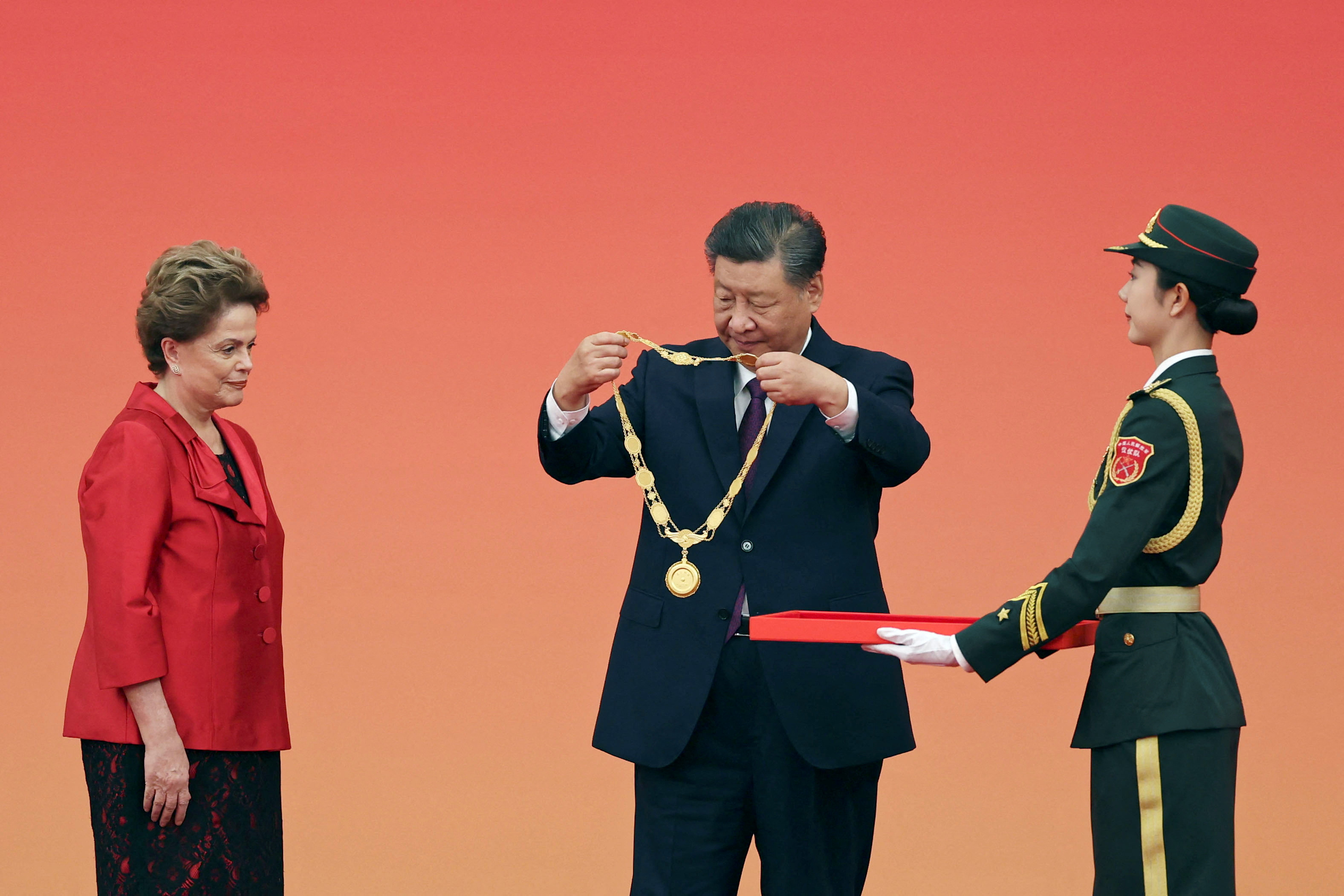 O presidente chinês Xi Jinping entrega a Medalha da Amizade a Dilma Rousseff, presidente do Novo Banco de Desenvolvimento e ex-presidente do Brasil, durante uma cerimônia de apresentação de medalhas nacionais e títulos honorários, no Grande Salão do Povo, antes do 75º aniversário de fundação da República Popular da China, em Pequim, China, em 29 de setembro de 2024. REUTERS/Florence Lo