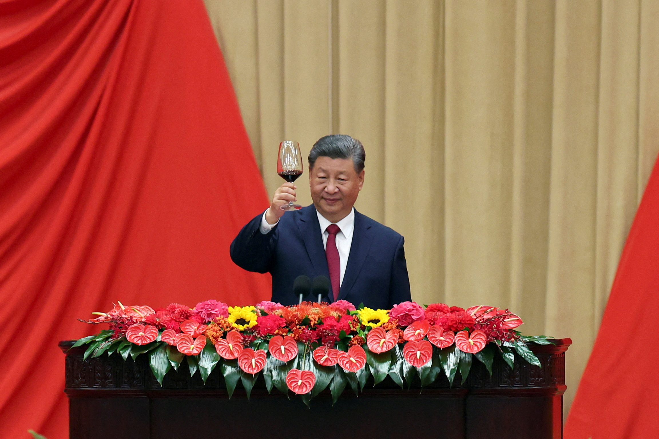 O presidente chinês Xi Jinping faz um brinde durante a recepção do Dia Nacional na véspera do 75º aniversário da fundação da República Popular da China, no Grande Salão do Povo em Pequim, China, em 30 de setembro de 2024. REUTERS/Florence Lo TPX IMAGES OF THE DAY