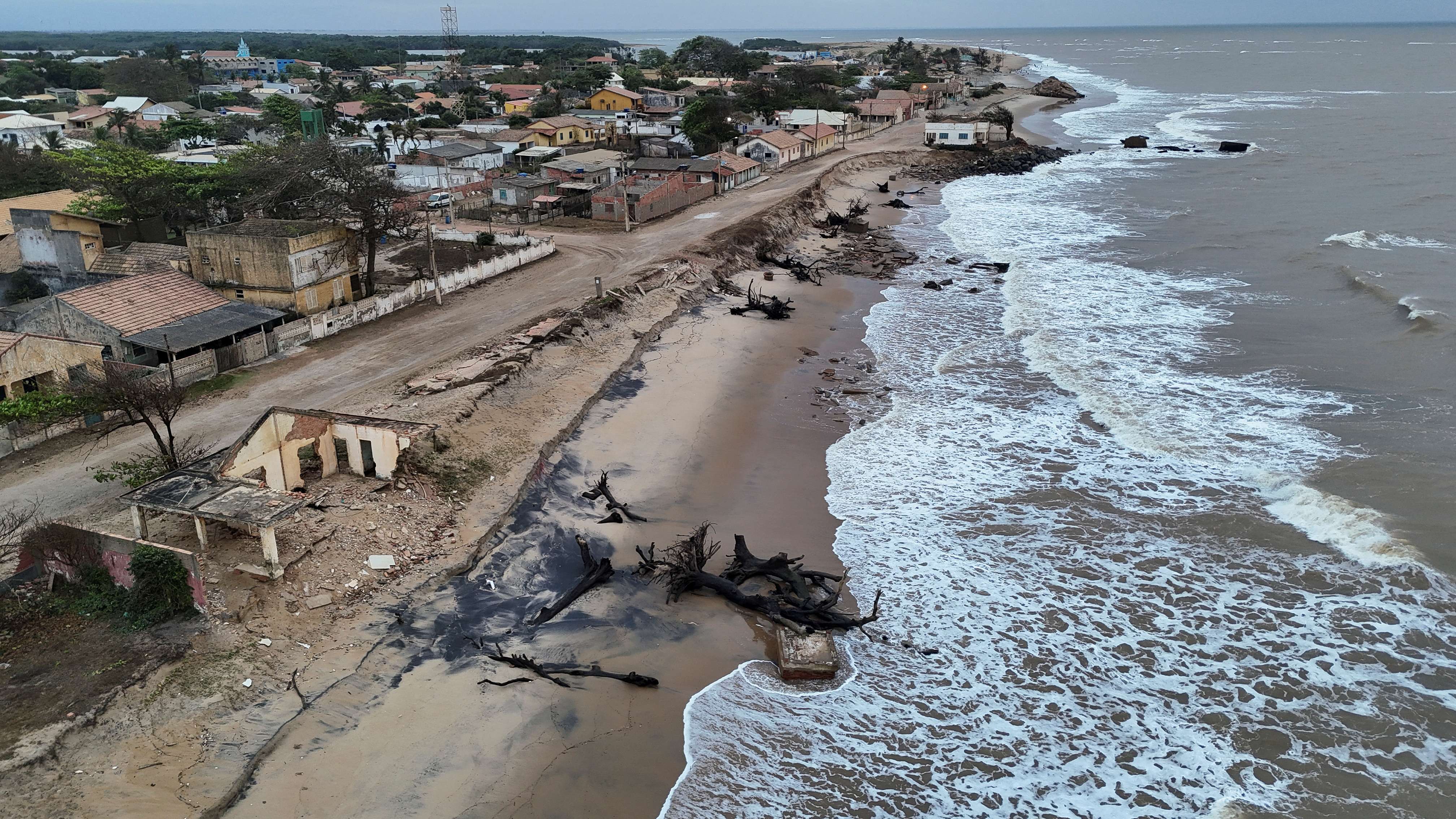 ONU destaca em estudo devastação no litoral brasileiro com avanço acelerado do mar