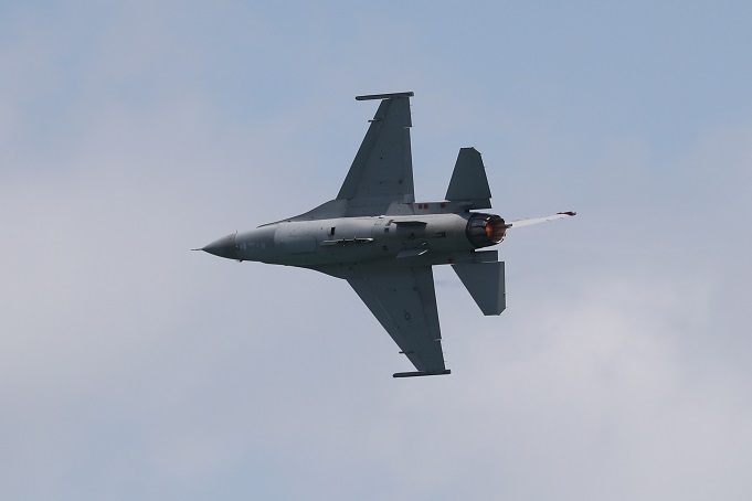 Um caça F-16 Fighting Falcon da Força Aérea dos EUA, fabricado pela Lockheed Martin Corp., realiza manobras no Singapore Airshow realizado no Changi Exhibition Centre em Singapura, na terça-feira, 6 de fevereiro de 2018. O show aéreo vai até 11 de fevereiro (SeongJoon Cho/Bloomberg)