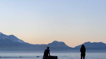 Turistas assistem ao pôr do sol em Kaikoura, Nova Zelândia (Kai Schwoerer/Getty Images)