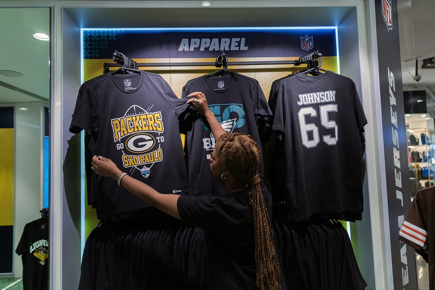 Uma loja pop-up da NFL Fanatics em um shopping center em São Paulo (Tuane Fernandes/Bloomberg)