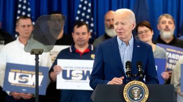 Joe Biden na sede dos United Steel Workers em Pittsburgh, Pennsylvania, em 17 de abril (Nate Smallwood/Bloomberg)