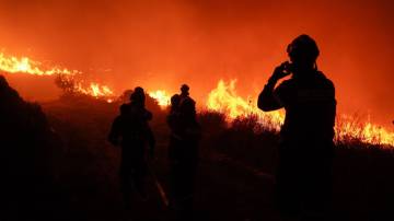 Bombeiros tentam controlar um incêndio florestal em Dionísios, Grécia, em agosto (Bloomberg)