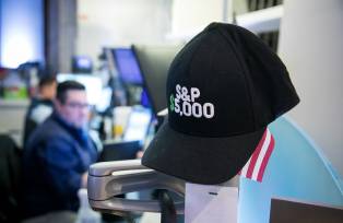 Um boné do S&P 500 na Bolsa de Valores de Nova York, na sexta-feira, 29 de dezembro de 2023 (Michael Nagle/Bloomberg)