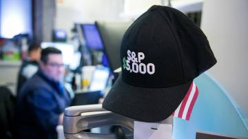 Um boné do S&P 500 na Bolsa de Valores de Nova York, na sexta-feira, 29 de dezembro de 2023 (Michael Nagle/Bloomberg)