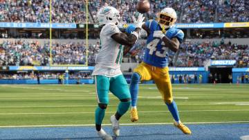 Tyreek Hill #10 do Miami Dolphins recebe um touchdown contra Michael Davis #43 dos Los Angeles Chargers no quarto quarto de um jogo no SoFi Stadium em 10 de setembro de 2023, em Inglewood, Califórnia (Harry How/Getty Images)